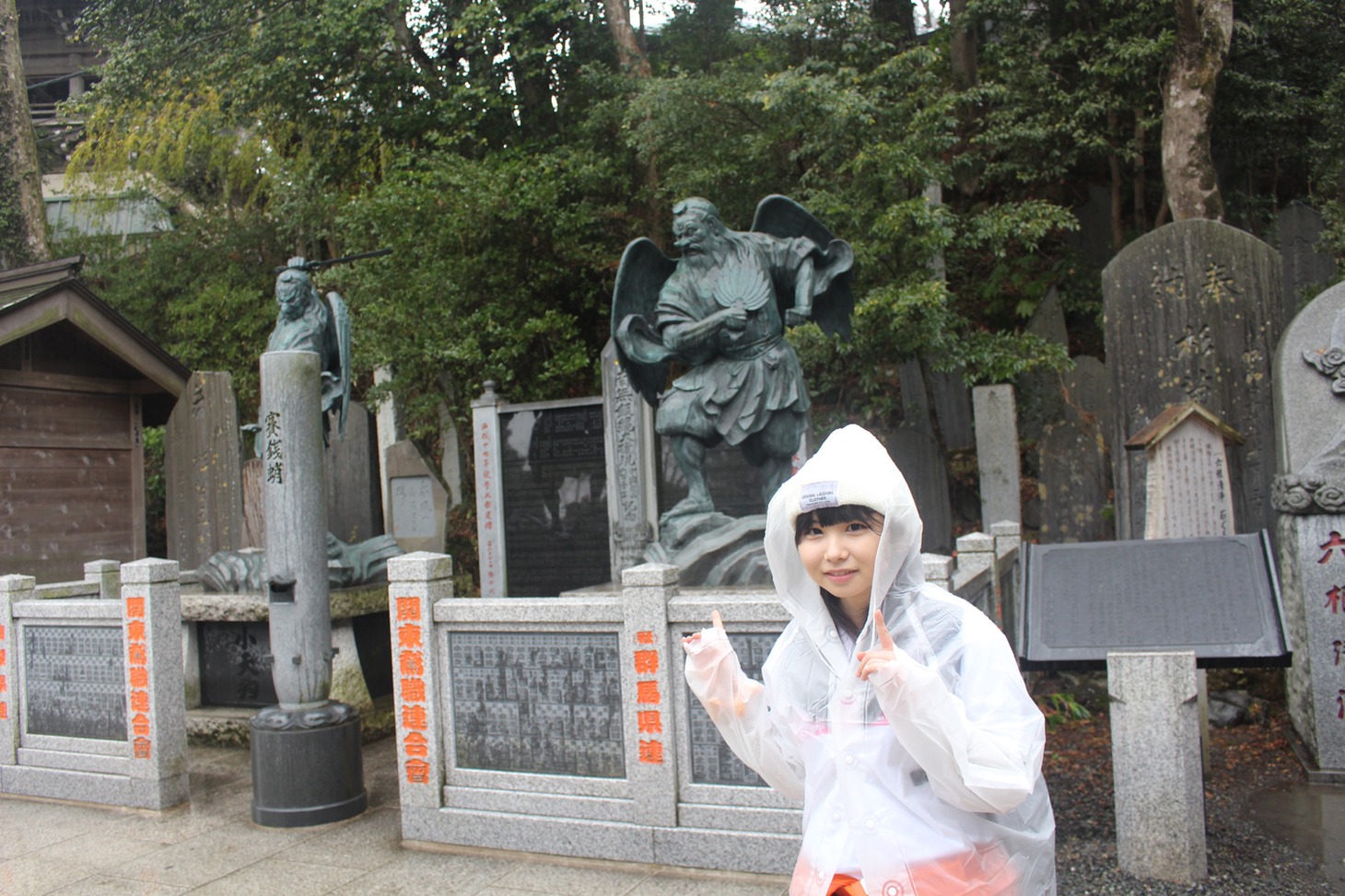 薬王院に立ち寄るちーぼう。（写真提供：YOU'LL RECORDS）