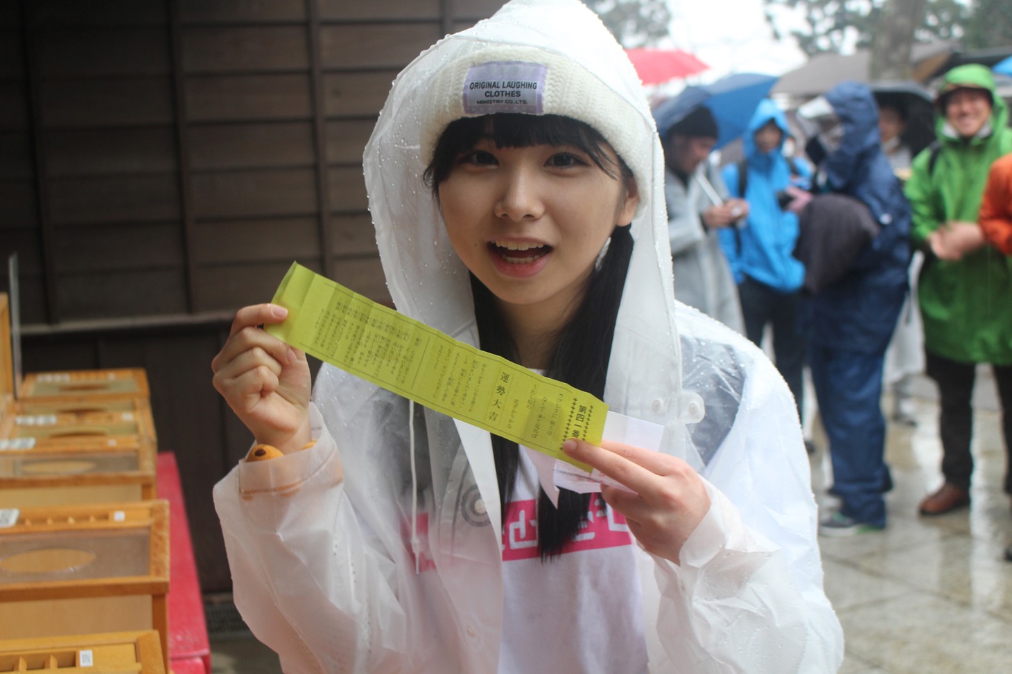 薬王院のおみくじで大吉を引き当てたちーぼう。（写真提供：YOU'LL RECORDS）