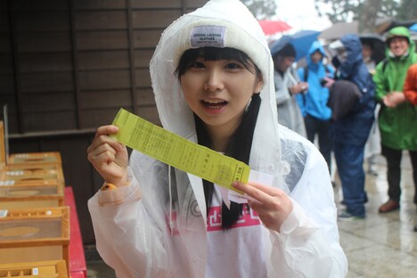 薬王院のおみくじで大吉を引き当てたちーぼう。（写真提供：YOU'LL RECORDS）