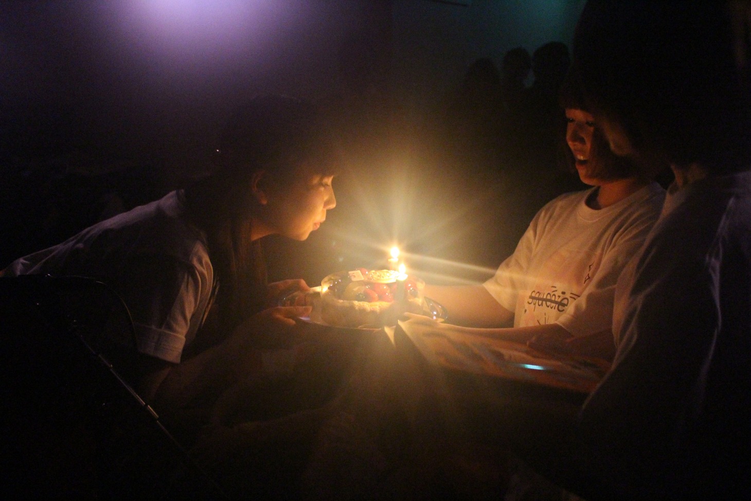 サプライズで登場した誕生日ケーキを受け取るちーぼう（左）。（写真提供：YOU'LL RECORDS）
