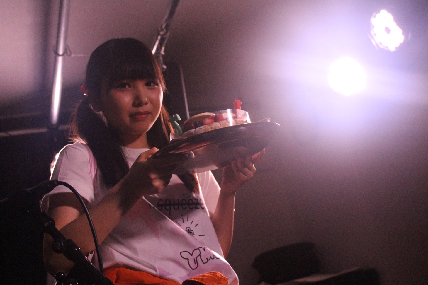 サプライズで登場した誕生日ケーキを受け取るちーぼう。（写真提供：YOU'LL RECORDS）