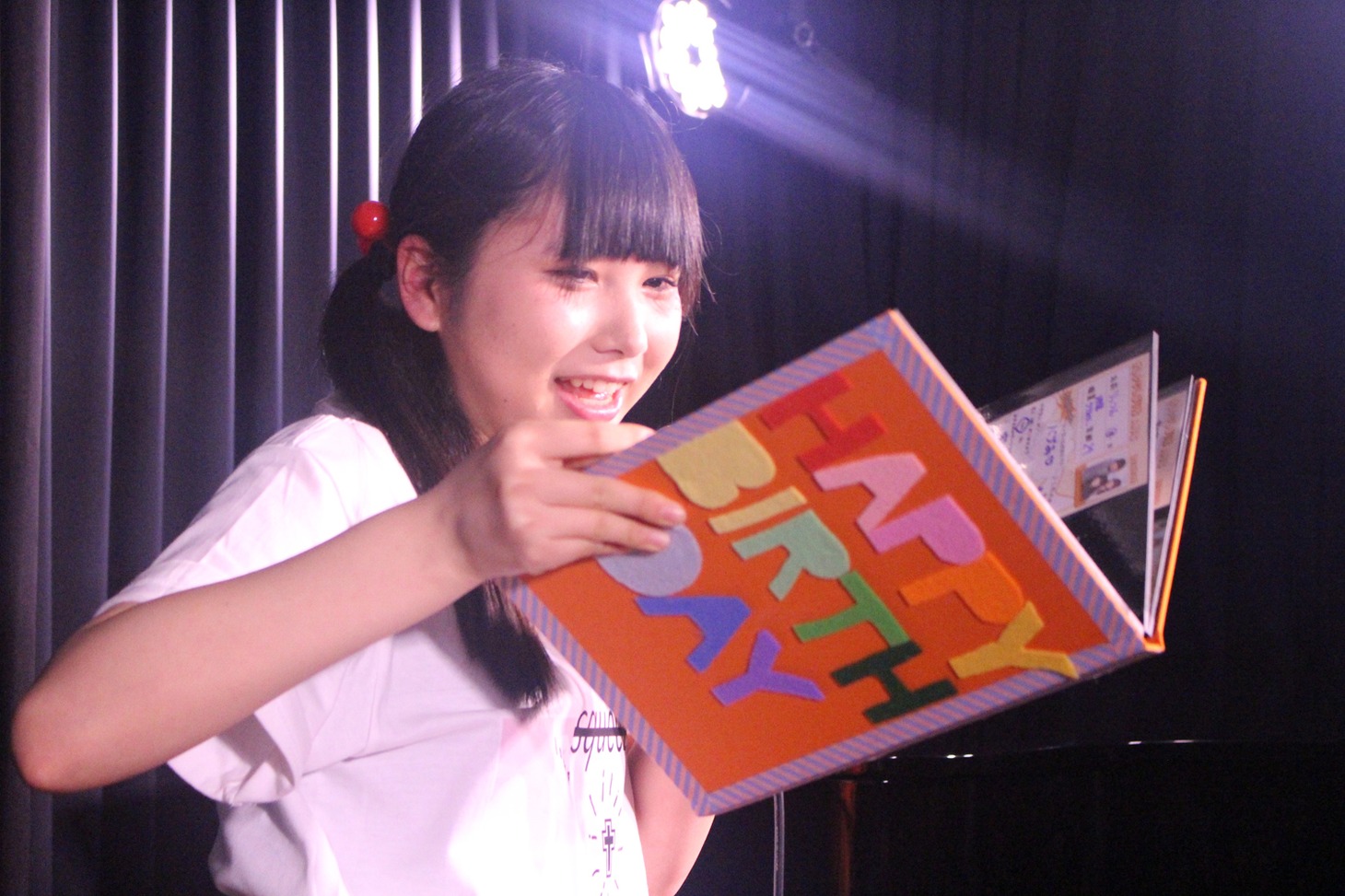 サプライズの誕生日プレゼントを受け取るちーぼう。（写真提供：YOU'LL RECORDS）