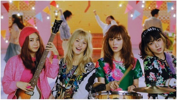 SCANDAL「LOVE ME DO」ミュージックビデオのワンシーン。