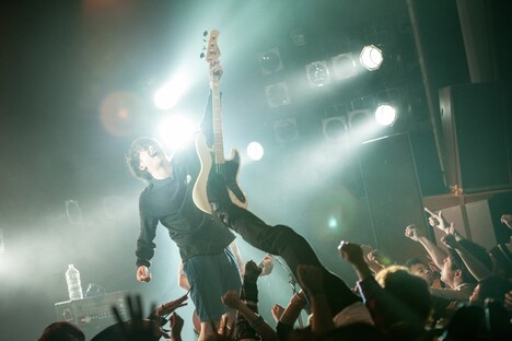 小林'KICHIKU'辰也（Vo, B）（撮影：ヤオタケシ）