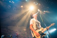 小林'KICHIKU'辰也（Vo, B）（撮影：ヤオタケシ）