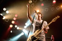 小林'KICHIKU'辰也（Vo, B）（撮影：ヤオタケシ）