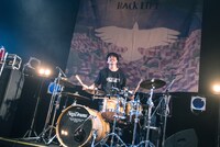 都築'HEAVIN'史生（Dr, Cho）（撮影：ヤオタケシ）