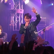 尾崎裕哉、父ゆかりのライブハウスで「I LOVE YOU」披露