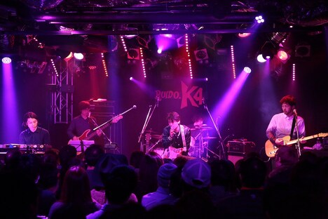 尾崎裕哉「WITH YOU / HIROYA OZAKI」の様子。