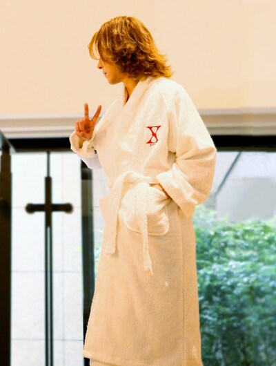 X JAPANバスローブを着用してピースサインのYOSHIKI。