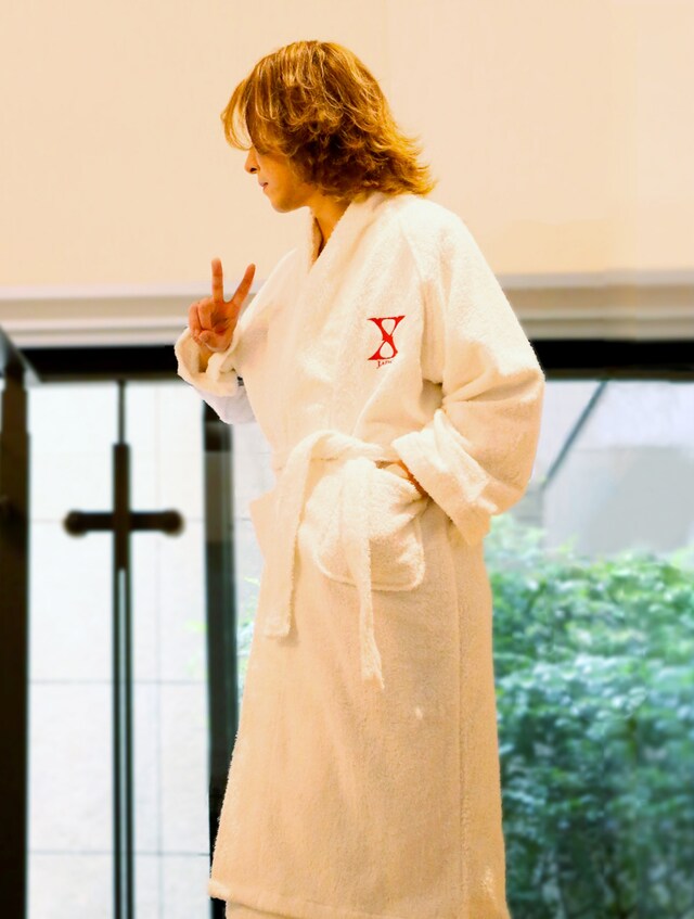 X JAPANバスローブを着用してピースサインのYOSHIKI。
