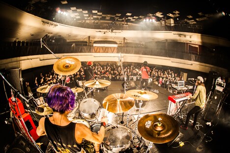 GEKKSのライブの様子。（撮影：木場ヨシヒト）