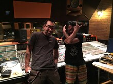 レコーディング中の様子。左からFUCKER、AxSxE（NATSUMEN）。