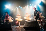 カラーポワントがゲスト参加したGEEKSのライブの様子。(撮影:木場ヨシヒト)