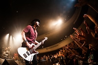 ミツ（B, Vo）（撮影：木場ヨシヒト）