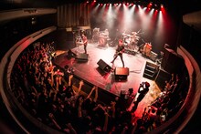 GEEKSのライブの様子。（撮影：木場ヨシヒト）