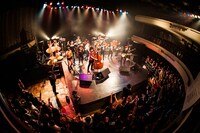 GEEKSのライブの様子。（撮影：木場ヨシヒト）