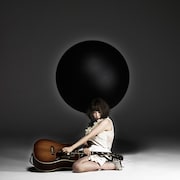 大森靖子、白ドレスで踊る「TOKYO BLACK HOLE」MV