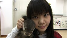 カワウソとの2ショットを実現した吉岡聖恵（いきものがかり）。(c)日本テレビ