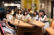 トーク中のAKB48。 (c)TBS