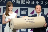 マットレスを受け取る白石麻衣。