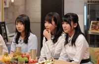 左より木崎ゆりあ、小嶋真子、高橋朱里。 (c)TBS