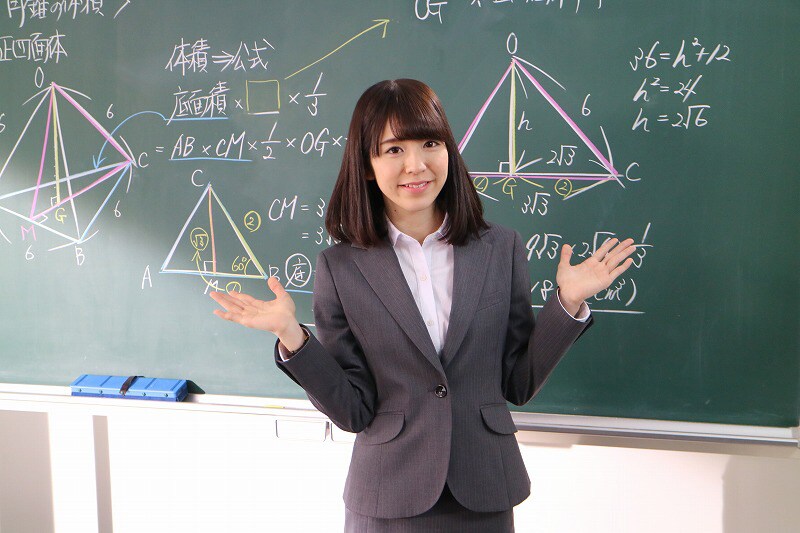 A応P荻野、母校に錦を飾る！進学塾CMに講師役で出演