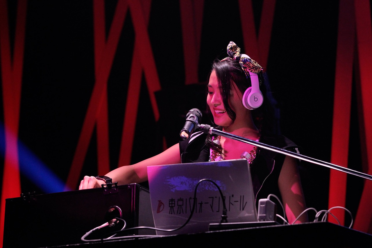 DJに挑戦する高嶋菜七。（写真提供：EPICレコードジャパン）