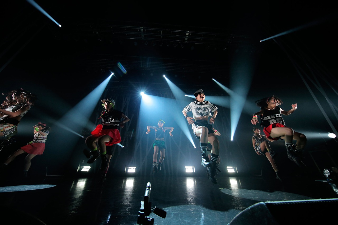 「東京パフォーマンスドール ダンスサミットネイキッドSP2016 ～R・G・B～」REDステージの様子。（写真提供：EPICレコードジャパン）