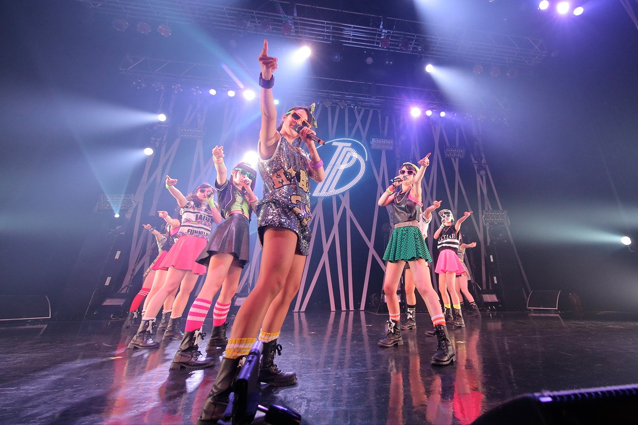 「東京パフォーマンスドール ダンスサミットネイキッドSP2016 ～R・G・B～」REDステージの様子。（写真提供：EPICレコードジャパン）