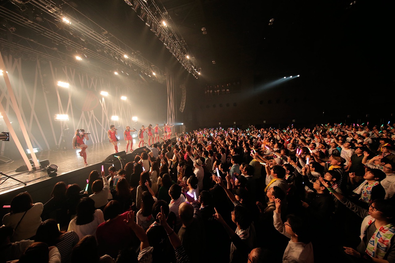 「東京パフォーマンスドール ダンスサミットネイキッドSP2016 ～R・G・B～」REDステージの様子。（写真提供：EPICレコードジャパン）