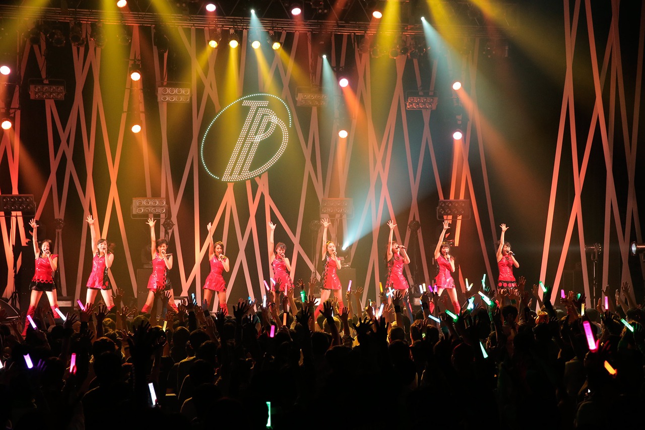 「東京パフォーマンスドール ダンスサミットネイキッドSP2016 ～R・G・B～」REDステージの様子。（写真提供：EPICレコードジャパン）