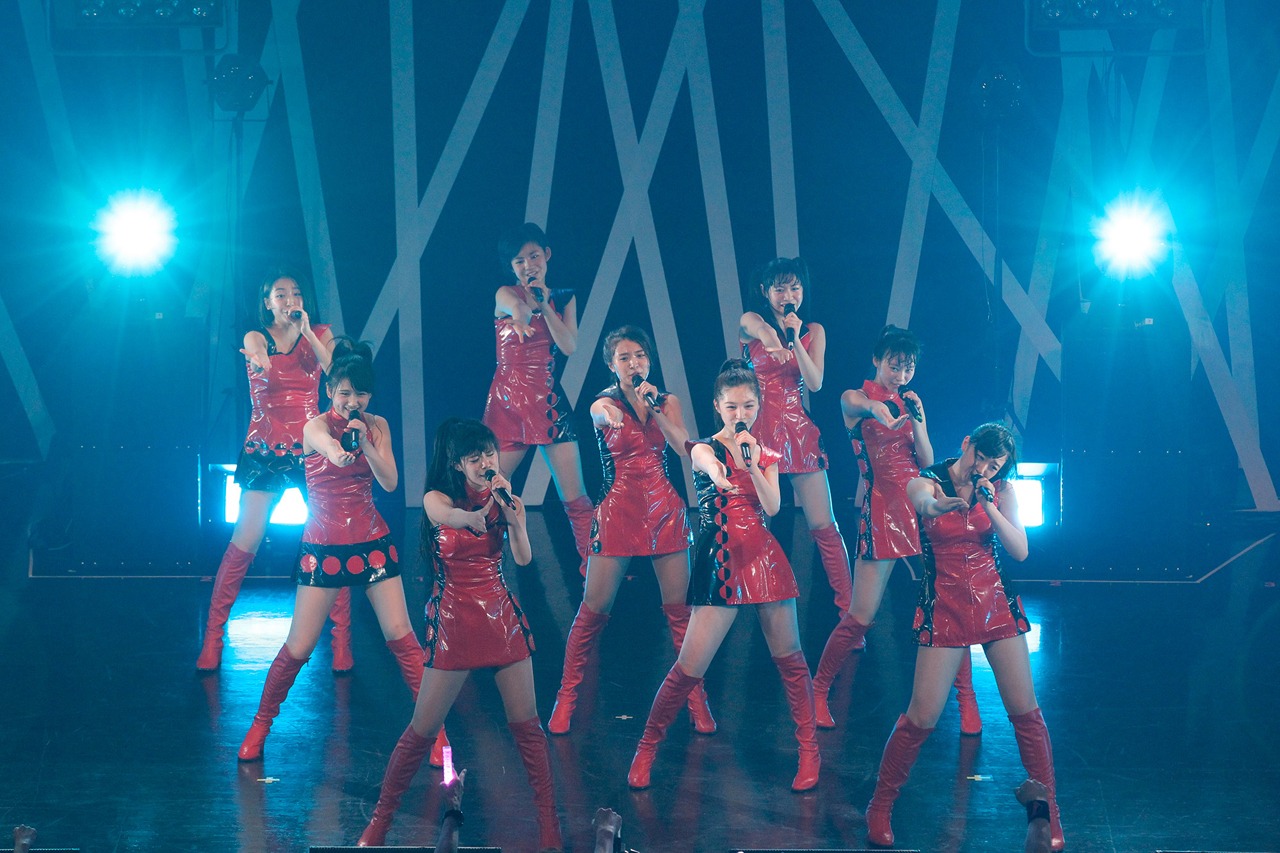 「東京パフォーマンスドール ダンスサミットネイキッドSP2016 ～R・G・B～」REDステージの様子。（写真提供：EPICレコードジャパン）
