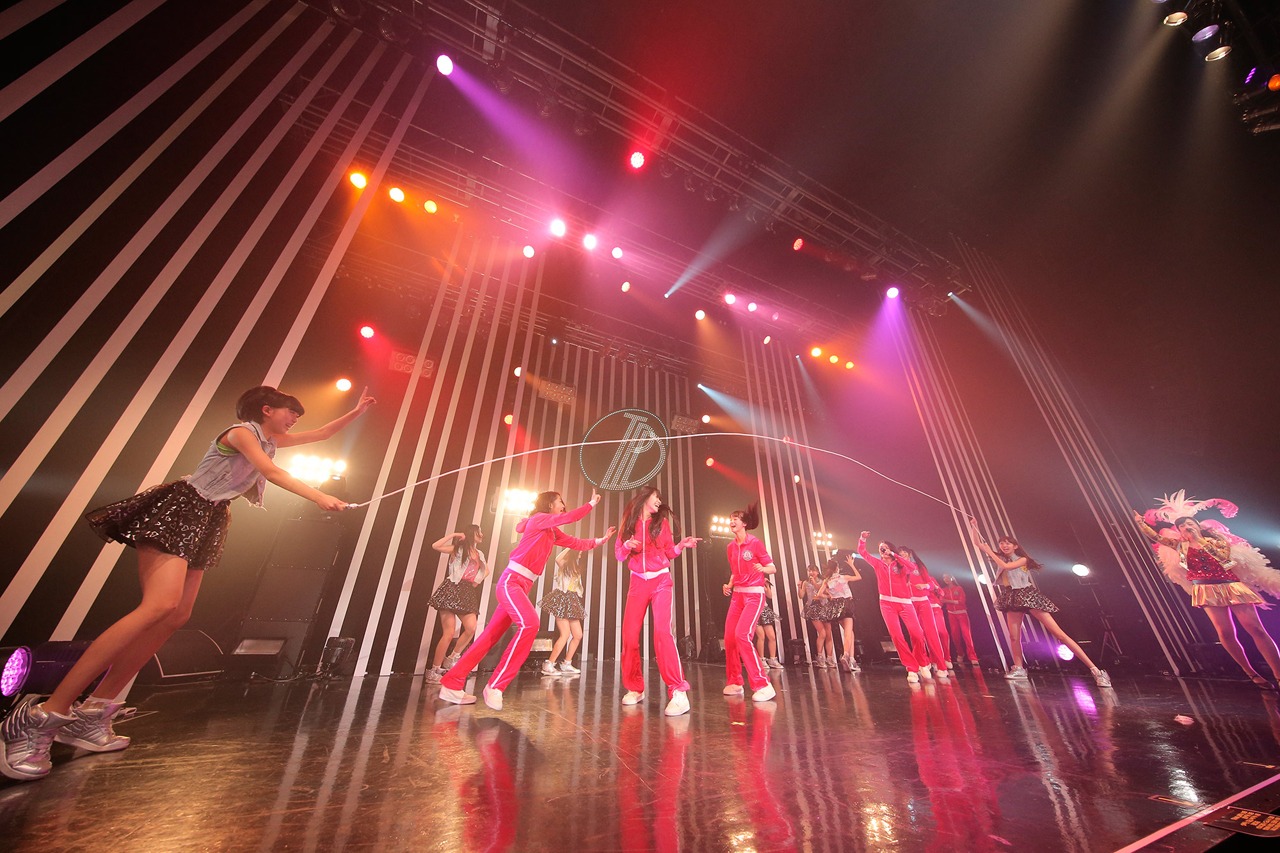 「東京パフォーマンスドール ダンスサミットネイキッドSP2016 ～R・G・B～」BLUEステージの様子。（写真提供：EPICレコードジャパン）