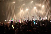 「東京パフォーマンスドール ダンスサミットネイキッドSP2016 ～R・G・B～」BLUEステージの様子。（写真提供：EPICレコードジャパン）