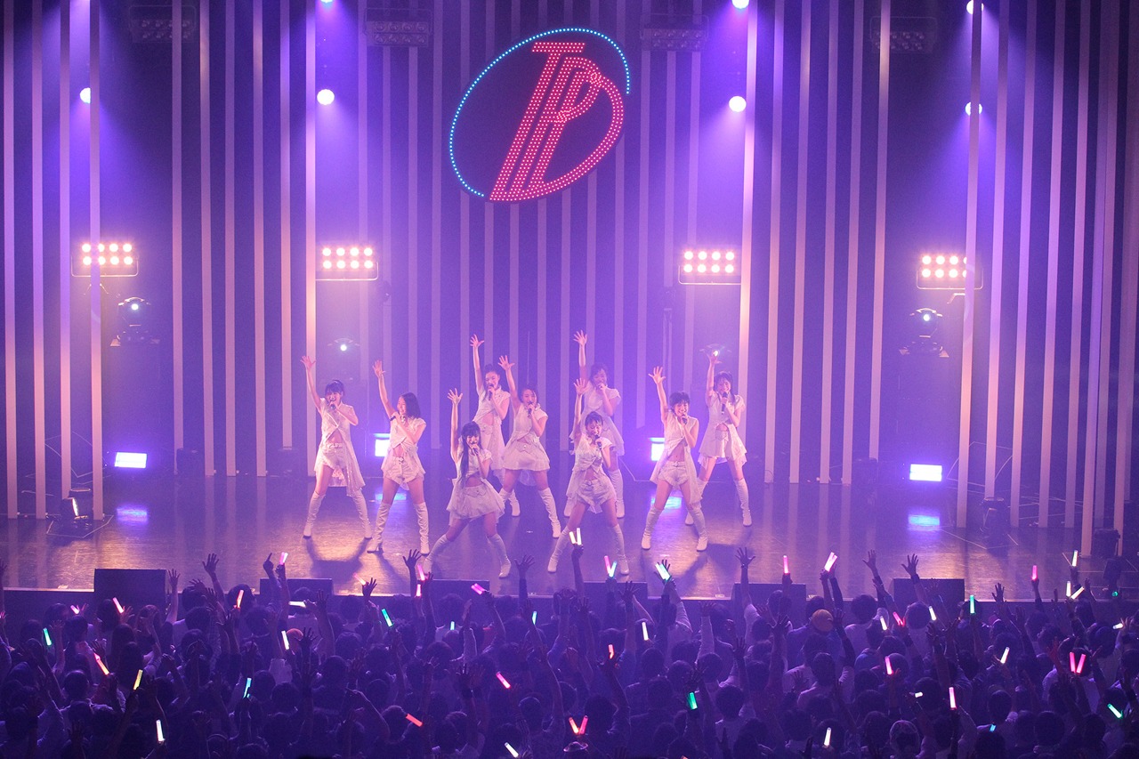 「東京パフォーマンスドール ダンスサミットネイキッドSP2016 ～R・G・B～」BLUEステージの様子。（写真提供：EPICレコードジャパン）