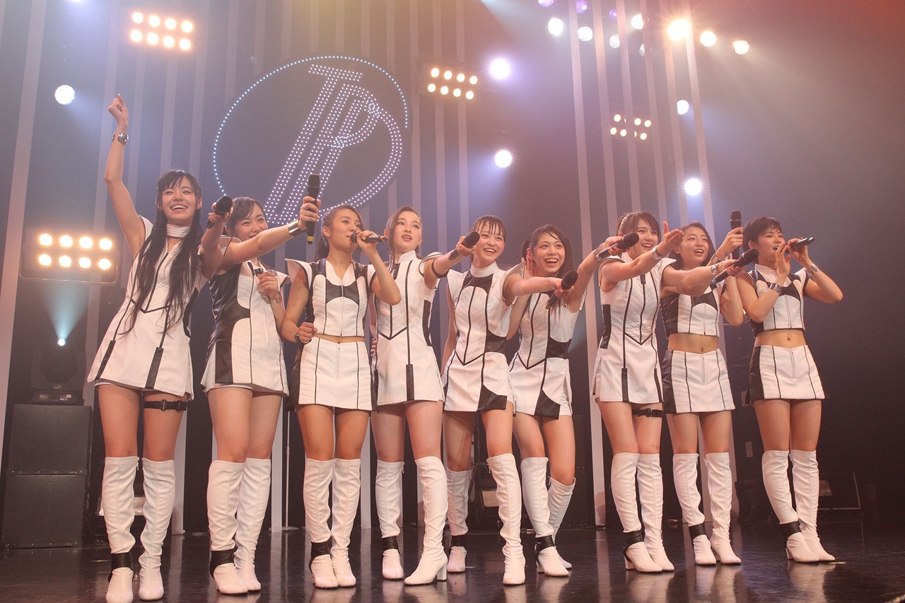 「東京パフォーマンスドール ダンスサミットネイキッドSP2016 ～R・G・B～」BLUEステージの様子。（写真提供：EPICレコードジャパン）