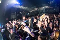 フロアにダイブする辻友貴（G）。（撮影：ヤオタケシ）