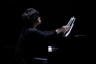 東京・スパイラルホールにて開催された「Playing Piano with Speakers for Reverbs Only」での渋谷慶一郎。（photo by Kenshu Shintsubo）