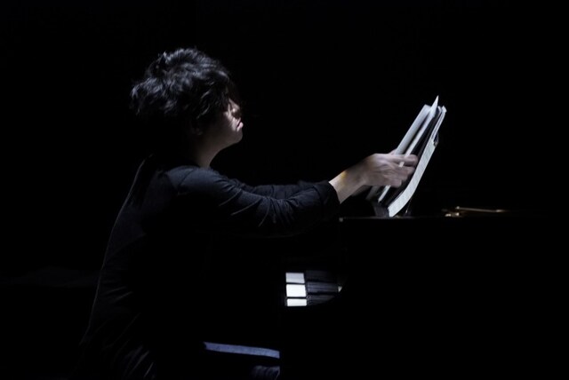 東京・スパイラルホールにて開催された「Playing Piano with Speakers for Reverbs Only」での渋谷慶一郎。（photo by Kenshu Shintsubo）