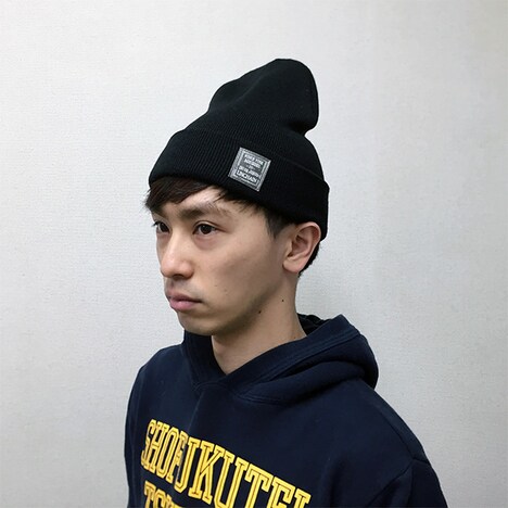 UNCHAIN ニットキャップを着用する谷川正憲（Vo, G ）。