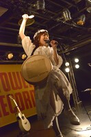 しゃもじを手に歌う吉澤嘉代子。