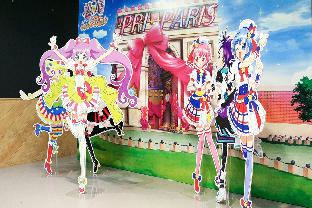「プリパリカフェ」店内に設置されるキャラクターのポップ。