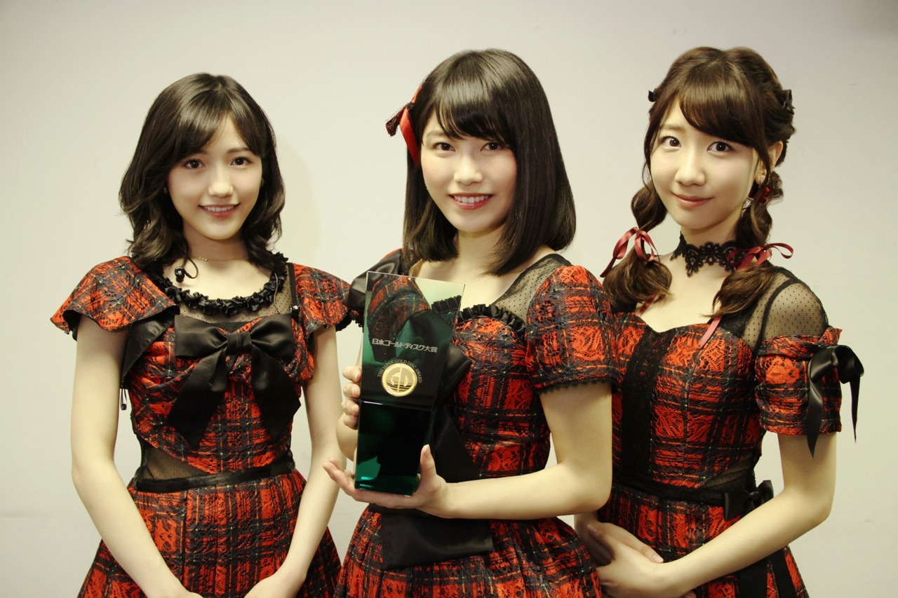 「僕たちは戦わない」で「シングル・オブ・ザ・イヤー」を受賞したAKB48。