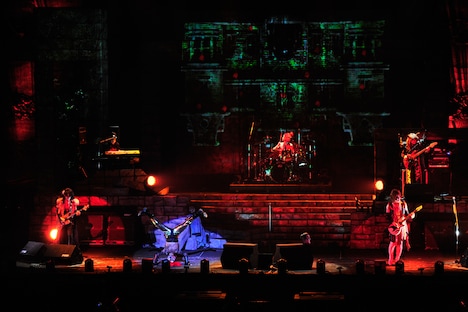 聖飢魔II「聖飢魔II ～地球デビュー30周年記念・期間限定再集結・大黒ミサ FINAL～ 地獄の再審請求『上告』」東京・日本武道館公演の様子。写真中央は「天地逆転唱法」を披露するデーモン閣下。（撮影：今元秀明）