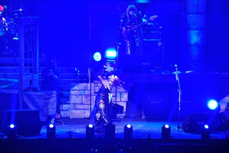 聖飢魔II「聖飢魔II ～地球デビュー30周年記念・期間限定再集結・大黒ミサ FINAL～ 地獄の再審請求『上告』」東京・日本武道館公演の様子。写真中央は生首の血を飲むデーモン閣下。（撮影：今元秀明）