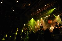 another sunnydayのライブの様子。（Photo by MASANORI FUJIKAWA）