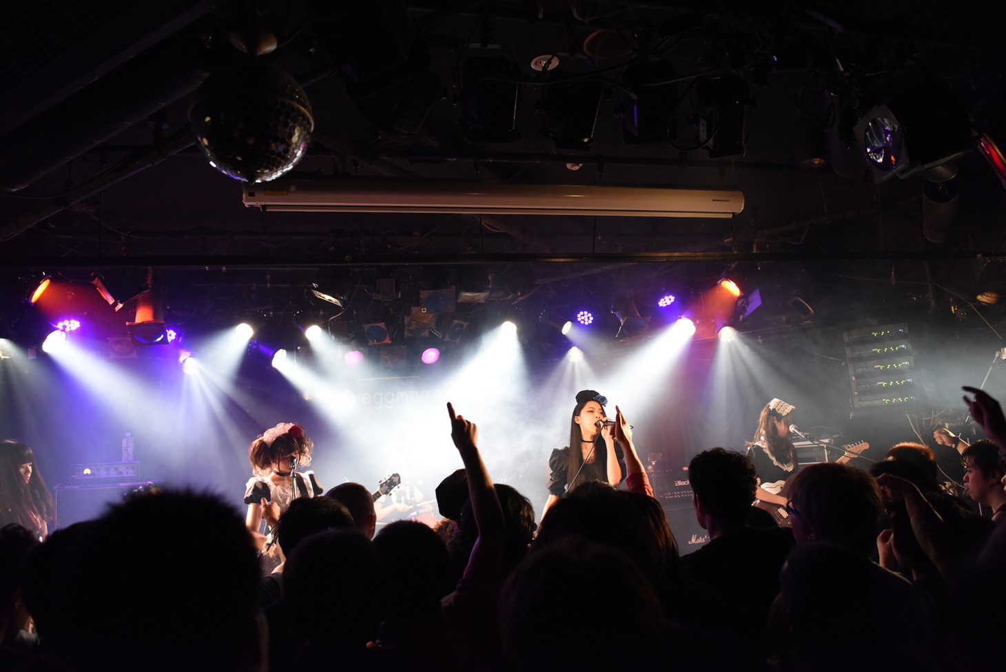 BAND-MAIDのライブの様子。