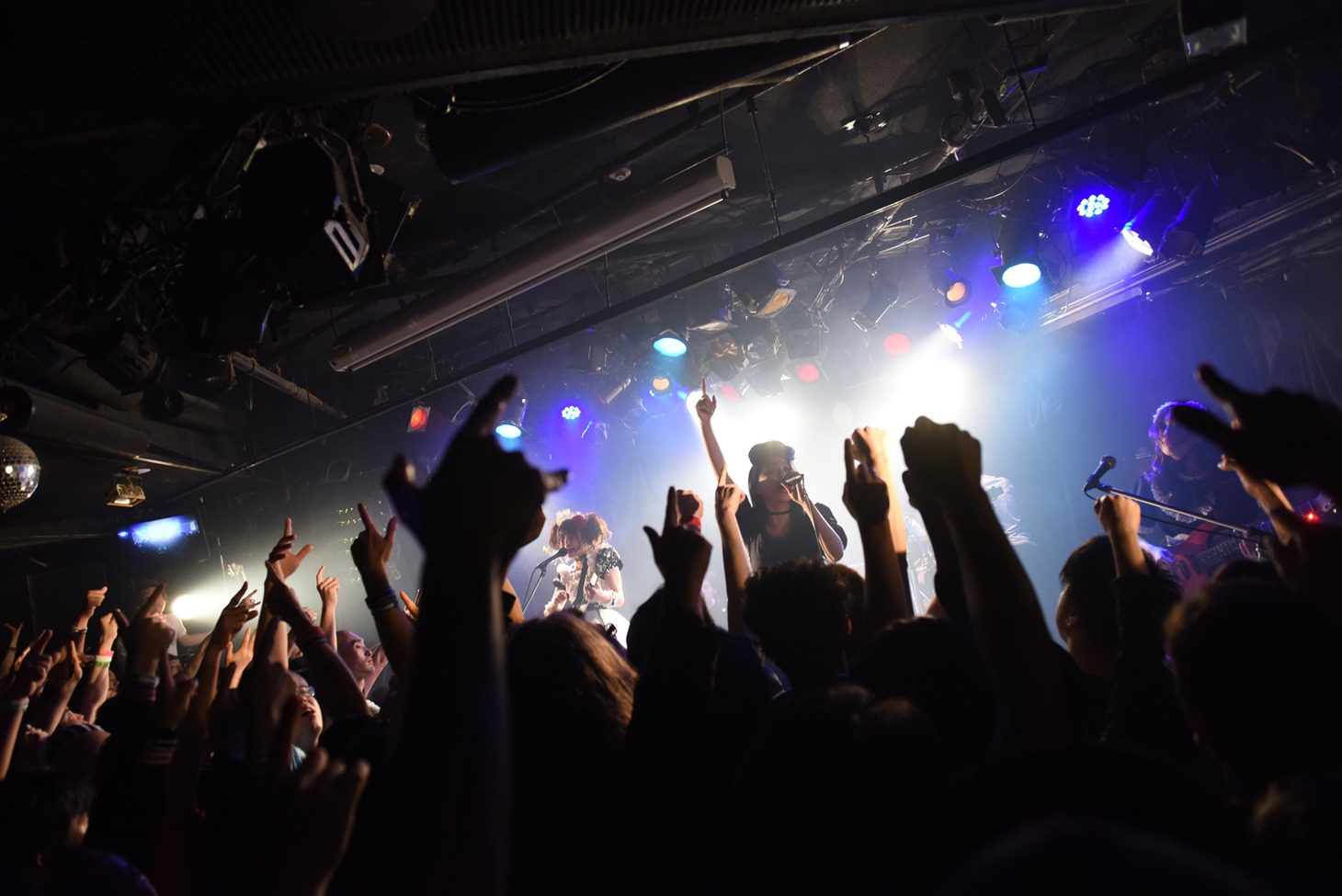 BAND-MAIDのライブの様子。