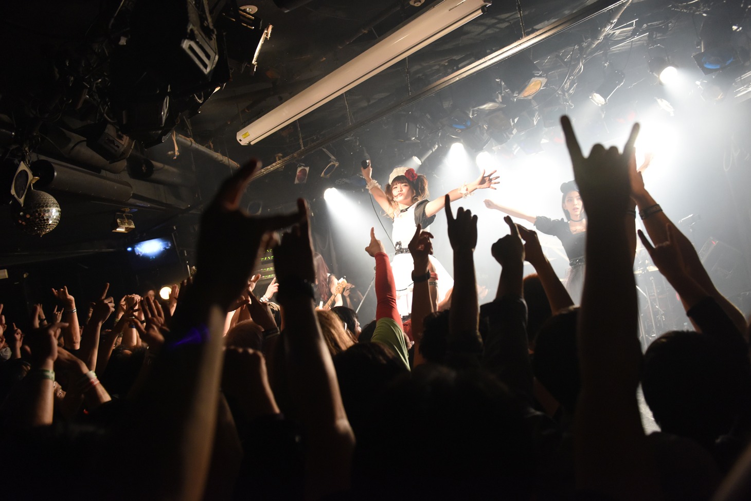 BAND-MAIDのライブの様子。